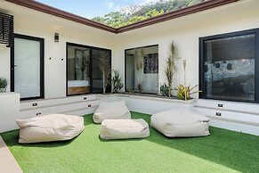 Luxe Tropical Villa with Sparkling Infinity Pool, Panoramic Ocean View