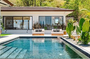Luxe Tropical Villa with Sparkling Infinity Pool, Panoramic Ocean View