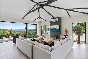 Luxe Tropical Villa with Sparkling Infinity Pool, Panoramic Ocean View
