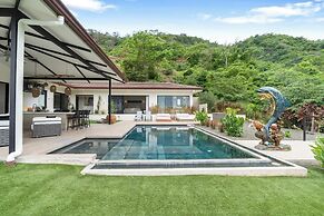 Luxe Tropical Villa with Sparkling Infinity Pool, Panoramic Ocean View