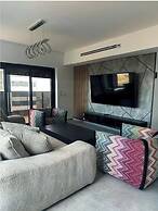 Charming 4BR APT with Stellar Sea View