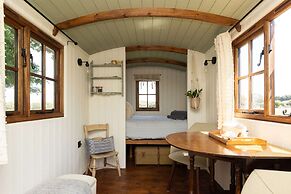 Harbour Ranch Hut - Rustic Countryside Escape