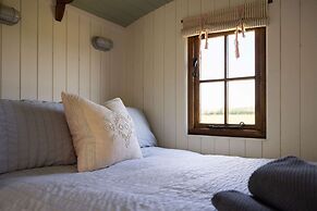 Harbour Ranch Hut - Rustic Countryside Escape