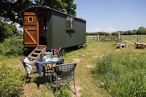 Harbour Ranch Hut - Rustic Countryside Escape