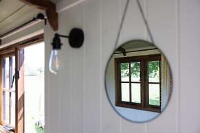 Harbour Ranch Hut - Rustic Countryside Escape