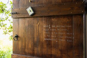 Harbour Ranch Hut - Rustic Countryside Escape