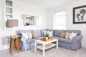 Stylish Ground Floor Apartment With Sea Views