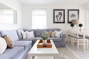 Stylish Ground Floor Apartment With Sea Views