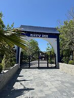 Navy Inn & Bungalows