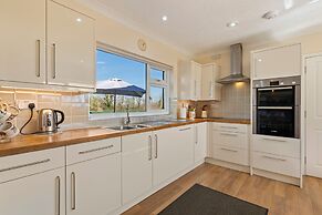 Honeyfield Lodge - Spacious Cottage Rural Views