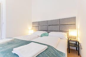 2BR Apt Near Stadthalle