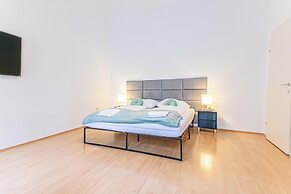 2BR Apt Near Stadthalle