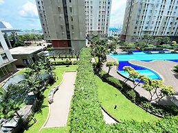 Stunning and Comfy Studio at Green Bay Pluit Apartment
