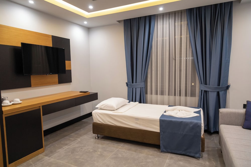 Akın Suit
