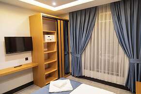 Akın Suit