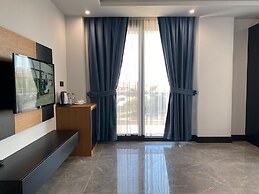 Akın Suit