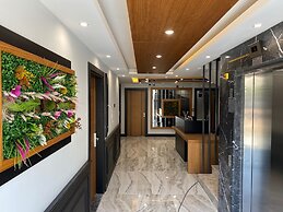 Akın Suit