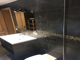 Farmhouse by Lake Coo With Jacuzzi