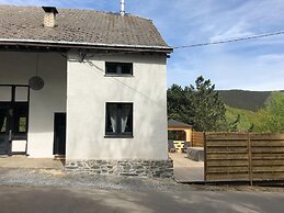 Farmhouse by Lake Coo With Jacuzzi