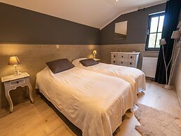 Farmhouse by Lake Coo With Jacuzzi