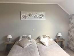Farmhouse by Lake Coo With Jacuzzi