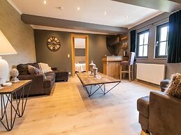 Farmhouse by Lake Coo With Jacuzzi