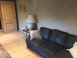 Farmhouse by Lake Coo With Jacuzzi