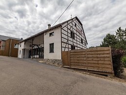 Farmhouse by Lake Coo With Jacuzzi