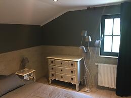 Farmhouse by Lake Coo With Jacuzzi
