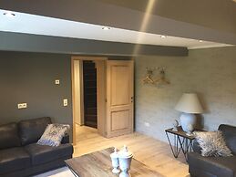 Farmhouse by Lake Coo With Jacuzzi