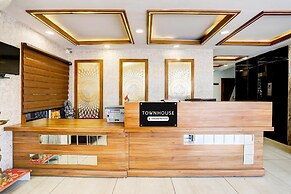 Super Townhouse Hoshangabad