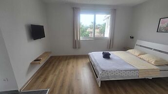 VILLA OLINDA 4 BED with huge garden