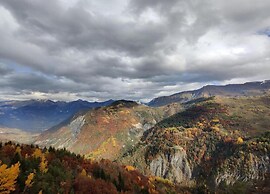 Mountain-view Apartment for 6 Guests