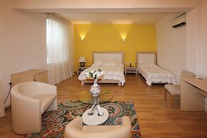 Hotel & Restaurant Grand White City