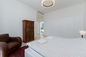 Exclusive 21 Ajman 4BR Villa w Private Pool and Beach