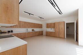 Exclusive 21 Ajman 4BR Villa w Private Pool and Beach