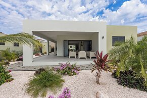 Infinity Blue villa with private pool at Mambo Beach