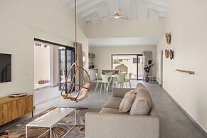 Infinity Blue villa with private pool at Mambo Beach