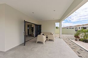 Infinity Blue villa with private pool at Mambo Beach