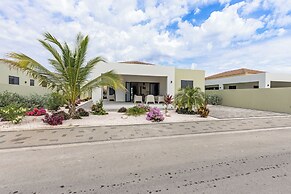 Infinity Blue villa with private pool at Mambo Beach