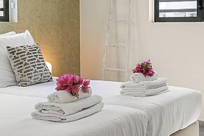 Infinity Blue villa with private pool at Mambo Beach