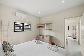 Infinity Blue villa with private pool at Mambo Beach