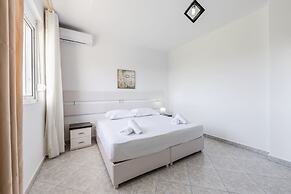 Modern Home With Wifi and Beach Access Golem