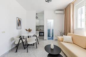 Modern Home With Wifi and Beach Access Golem