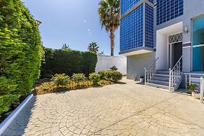 Modern Home With Wifi and Beach Access Golem