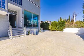 Modern Home With Wifi and Beach Access Golem