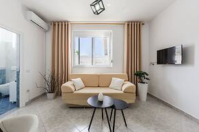 Modern Home With Wifi and Beach Access Golem