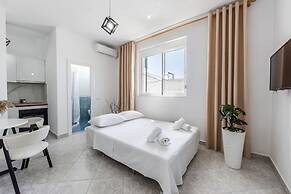 Modern Home With Wifi and Beach Access Golem