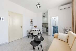 Modern Home With Wifi and Beach Access Golem
