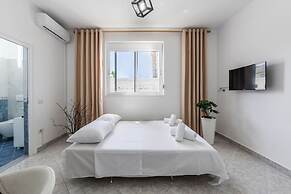 Modern Home With Wifi and Beach Access Golem